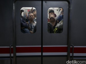 KRL Padat di Jam Sibuk Jadi Atensi Prabowo, KAI Segera Tambah Gerbong