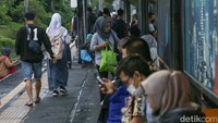 Bagi sebagian orang, ini adalah hari pertama kerja setelah libur panjang.