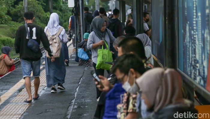 Penumpang menaiki KRL Commuter Line jurusan Tanah Abang dari Stasiun Sudimara, Tangsel, Kamis (30/1/2025). Stasiun Sudimara kembali dipadati penumpang usai libur panjang.