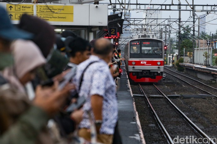 Penumpang menaiki KRL Commuter Line jurusan Tanah Abang dari Stasiun Sudimara, Tangsel, Kamis (30/1/2025). Stasiun Sudimara kembali dipadati penumpang usai libur panjang.