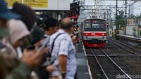 Penumpang menunggu KRL Commuter Line jurusan Tanah Abang dari Stasiun Sudimara, Tangsel, Kamis (30/1/2025). Stasiun Sudimara kembali dipadati penumpang usai libur panjang.