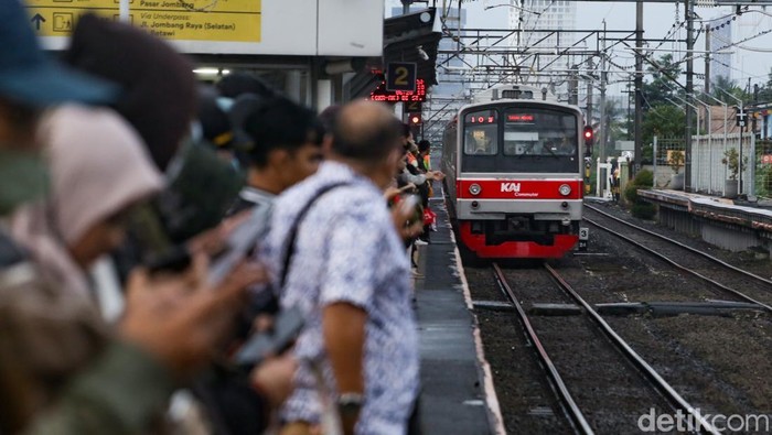 Penumpang menaiki KRL Commuter Line jurusan Tanah Abang dari Stasiun Sudimara, Tangsel, Kamis (30/1/2025). Stasiun Sudimara kembali dipadati penumpang usai libur panjang.