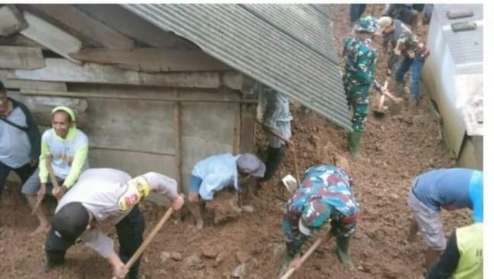 longsor di nganjuk timpa sebuah rumah