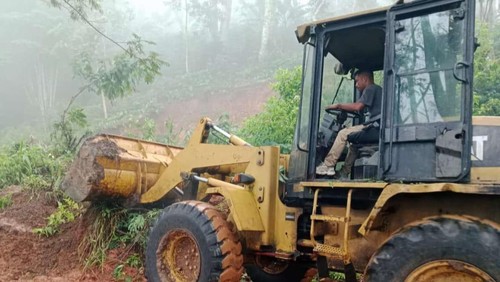 Pembersihan material longsor di ruas jalan provinsi di Desa Golo Meni, Kecamatan Kota Komba Utara, Manggarai Timur. (Istimewa)