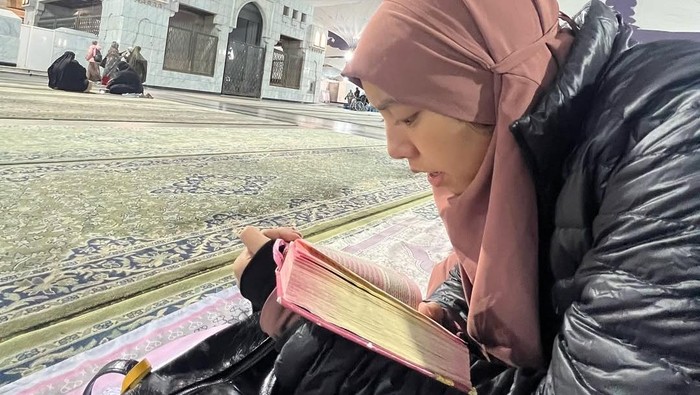 Meisya Siregar dan keluarga umrah