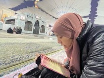 Kesan Pertama Anak Meisya Siregar Umrah: Rasanya Mau Tinggal di Sini Aja