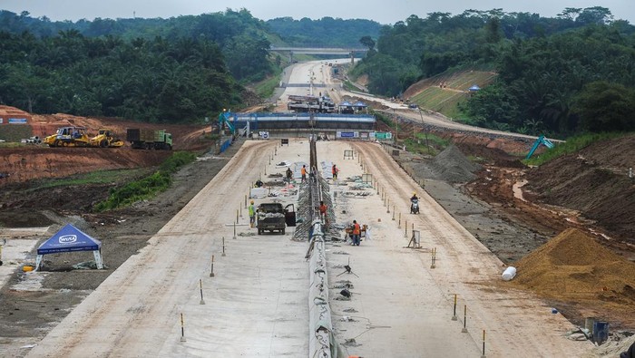 Pekerja menyelesaikan pembangunan tol Serang-Panimbang seksi II di Lebak, Banten, Rabu (29/1/2025). Berdasarkan data Badan Pengatur Jalan Tol (BPJT) Kementerian PUPR menyatakan progres pembangunan konstruksi tol Serang-Panimbang pada seksi II yaitu Rangkasbitung-Cileles sepanjang 24,17 kilometer telah mencapai 77,62 persen dan ditargetkan selesai pada kuartal I-2025, sementara untuk seksi 3A Cileles-Bojong sepanjang 17,46 kilometer telah mencapai 89,29 persen dan seksi 3B Bojong-Panimbang sepanjang 15,54 kilometer telah mencapai 30,77 persen yang ditargetkan selesai pada kuartal IV-2025. ANTARA FOTO/Muhammad Bagus Khoirunas/YU