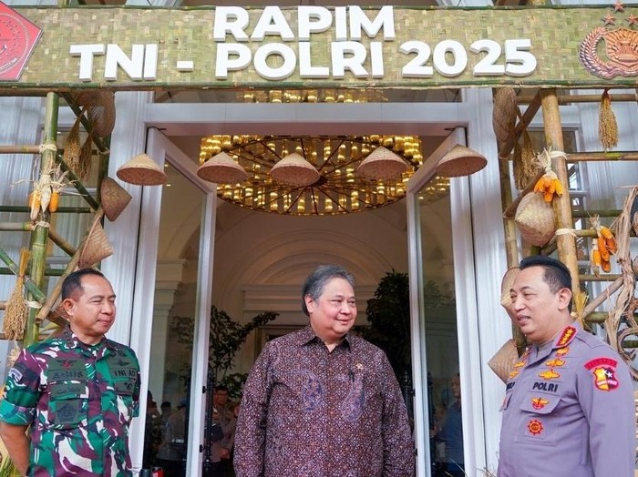 Menko Airlangga Hartarto dalam rapat pimpinan Polri