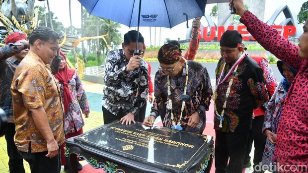 Menteri Kebudayaan Fadli Zon bersama Bupati Sumenep Achmad Fauzi Wongsojudo meresmikan tugu keris di Sumenep.