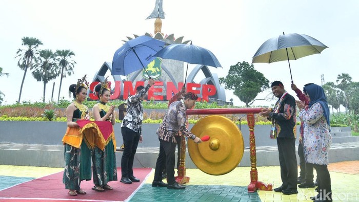 Menteri Kebudayaan Fadli Zon bersama Bupati Sumenep Achmad Fauzi Wongsojudo meresmikan tugu keris di Sumenep. Menteri Kebudayaan Fadli Zon bersama Bupati Sumenep Achmad Fauzi Wongsojudo meresmikan tugu keris di Sumenep.