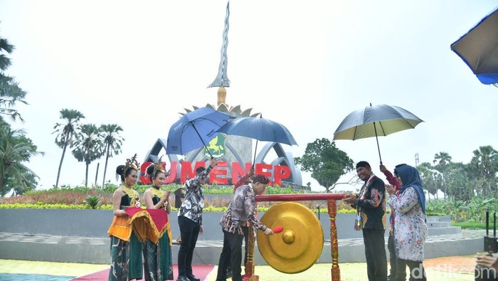 Menteri Kebudayaan Fadli Zon bersama Bupati Sumenep Achmad Fauzi Wongsojudo meresmikan tugu keris di Sumenep.