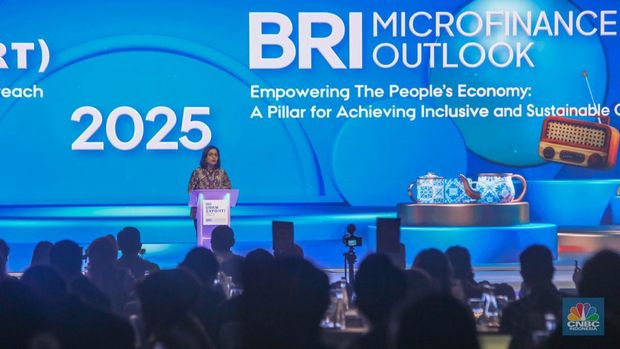 Menteri Keuangan, Sri Mulyani menyampaikan pidato utama dalam acara BRI Microfinance Outlook 2025 di Nusantara Hall, ICE BSD, Tangerang, Banten, Kamis (30/1/2025). (վ/Faisal Rahman)