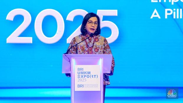 Menteri Keuangan, Sri Mulyani menyampaikan pidato utama dalam acara BRI Microfinance Outlook 2025 di Nusantara Hall, ICE BSD, Tangerang, Banten, Kamis (30/1/2025). (CNBC Indonesia/Faisal Rahman)