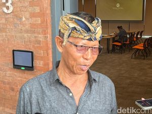 Nelayan Pantai Serangan Protes Pembatas dan Rompi Oranye dari PT BTID