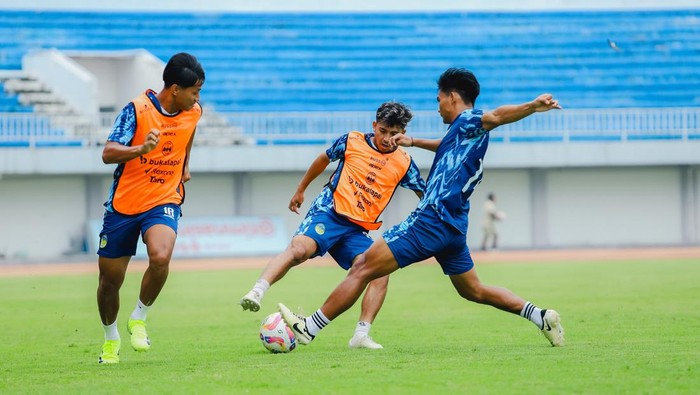 Official training PSIM Jogja jelang menghadapi Persiraja Aceh di Stadion Mandala Krida, Kota Jogja, Kamis (30/1/2025).