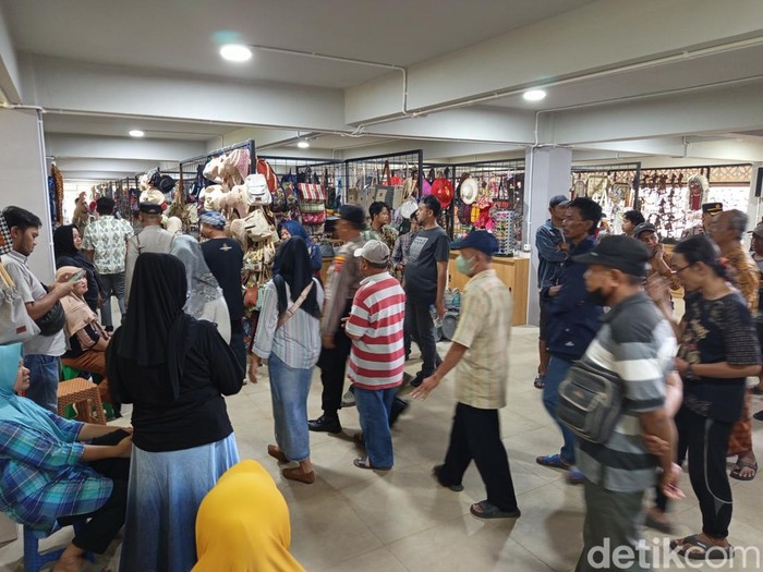 Pengecekan lapak secara bersama-sama pedagang Sentra Kerajinan dan Makan Borobudur (SKMB) di Museum dan Kampung Seni Borobudur, Kamis (30/1/2025).