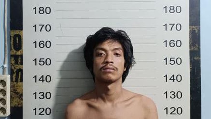 Pelaku pencurian uang dan emas dari wanita yang tertidur di dalam mobil di Makassar. Dokumen Istimewa
