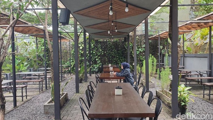 Pelanggan nampak sedang work from cafe di Kafe Kopi Biji Ciamis.