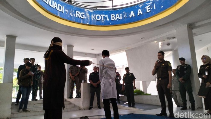 Pemain judi online dicambuk di Banda Aceh (Agus Setyadi/detikcom)