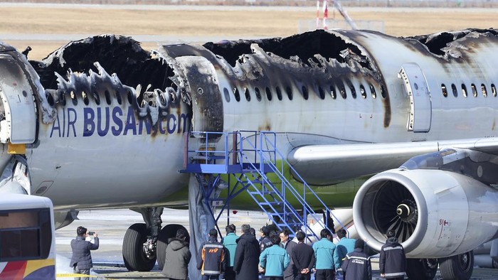 Penampakan Pesawat Air Busan Setelah Terbakar di Bandara Korsel Firefighters and other officials visit the site where an Air Busan airplane caught fire at Gimhae International Airport in Busan, South Korea, Wednesday, Jan. 29, 2025. (Son Hyung-joo/Yonhap via AP)