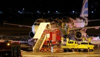 Kebakaran yang menimpa pesawat Air Busan terjadi pada Selasa (28/1/2025) malam waktu setempat. Kebakaran terjadi ketika pesawat tipe Airbus A321 tersebut hendak terbang ke Hong Kong. (REUTERS/Yonhap News Agency)  
