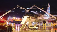 Kementerian Transportasi Korsel menjelaskan kebakaran hebat itu mulanya menyasar bagian belakang pesawat. Menurut pemberitaan media lokal di Korea Selatan, kebakaran ini disebabkan baterai portabel yang disimpan di bagasi kabin pesawat. (Son Hyung-joo/Yonhap via AP)  