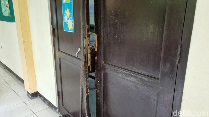 Penampakan pintu salah satu ruangan di SMKN 1 Bantul yang rusak akibat dicongkel pencuri, Kamis (30/1/2025).