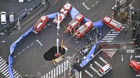 Pemandangan udara menunjukkan operasi penyelamatan sedang berlangsung di lubang raksasa yang menelan truk di persimpangan di Yashio, sebelah utara Tokyo, Jepang, Rabu (28/1/2025).