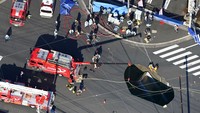 Sebuah truk jatuh ke dalam lubang raksasa yang muncul di tengah-tengah Prefektur Saitama, Jepang. Pengemudi truk tersebut, seorang kakek berumur 74 tahun, terjebak selama lebih dari 24 jam.  