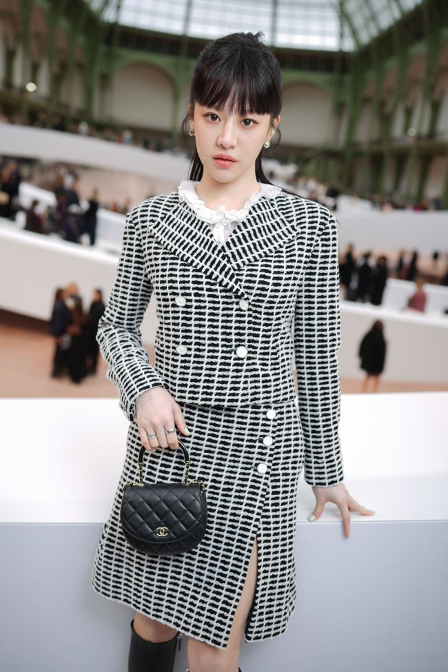 Pada Selasa (28/1/2025) CET, Go Yoon Jung tiba di Grand Palais dalam balutan jaket dan rok bernuansa monokrom dari Chanel Spring-Summer 2025 collection. Foto: dok. Getty Images