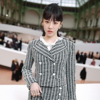Pada Selasa (28/1/2025) CET, Go Yoon Jung tiba di Grand Palais dalam balutan jaket dan rok bernuansa monokrom dari Chanel Spring-Summer 2025 collection. Foto: dok. Getty Images