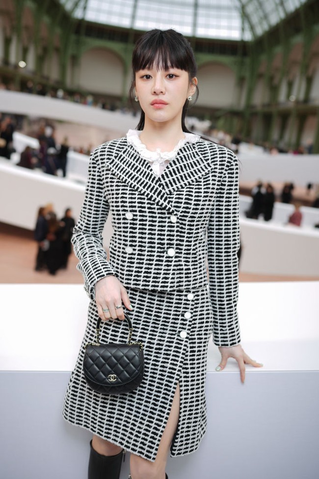 Go Yoon Jung tampil beda dari biasanya karena menutupi dahi dengan poni clip-on. Sayangnya gaya baru yang ditampilkan sang aktris justru terkesan aneh dan tak natural. Foto: dok. Getty Images