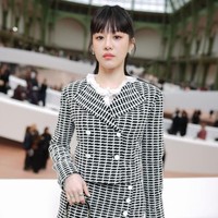 Go Yoon Jung tampil beda dari biasanya karena menutupi dahi dengan poni clip-on. Sayangnya gaya baru yang ditampilkan sang aktris justru terkesan aneh dan tak natural. Foto: dok. Getty Images