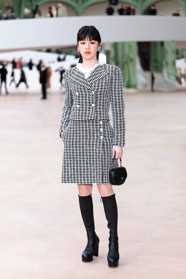 Go Yoon Jung menjadi salah satu tamu istimewa dari Korea Selatan yang menghadiri Chanel Haute Couture Spring/Summer 2025 fashion show di Paris bersama Jennie BLACKPINK dan G-Dragon BIGBANG. Foto: dok. Getty Images