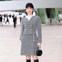 Go Yoon Jung menjadi salah satu tamu istimewa dari Korea Selatan yang menghadiri Chanel Haute Couture Spring/Summer 2025 fashion show di Paris bersama Jennie BLACKPINK dan G-Dragon BIGBANG. Foto: dok. Getty Images