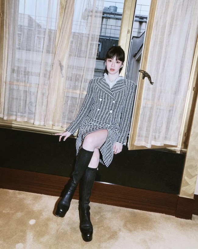 Go Yoon Jung mulai bergabung dalam keluarga Chanel tahun lalu. Hal itu ditandai dengan penampilannya sebagai tamu 2024/25 Cruise Collection show di Marseille,  pada Kamis (2/5/2024) waktu setempat. Foto: dok. Instagram @goyounjung