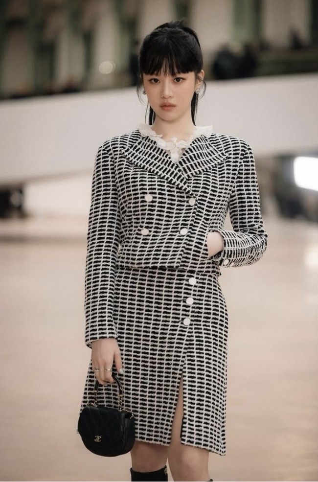 “Ada apa dengan fotonya? Apa karena poninya?” “Sebaiknya dia membiarkan dahinya terbuka,” “Side profile-nya cantik, apakah poninya wig? Penampilannya dari depan terlihat aneh,” komentar sejumlah netizen mengomentari gaya Go Yoon Jung. Foto: dok. Instagram @goyounjung