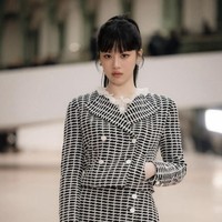 “Ada apa dengan fotonya? Apa karena poninya?” “Sebaiknya dia membiarkan dahinya terbuka,” “Side profile-nya cantik, apakah poninya wig? Penampilannya dari depan terlihat aneh,” komentar sejumlah netizen mengomentari gaya Go Yoon Jung. Foto: dok. Instagram @goyounjung