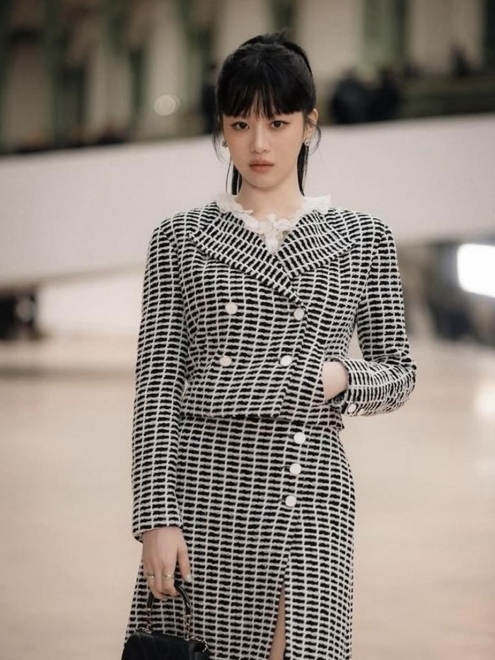 Penampilan Go Yoon Jung di Penampilan Go Yoon Jung di Chanel Haute Couture Spring/Summer 2025 fashion show