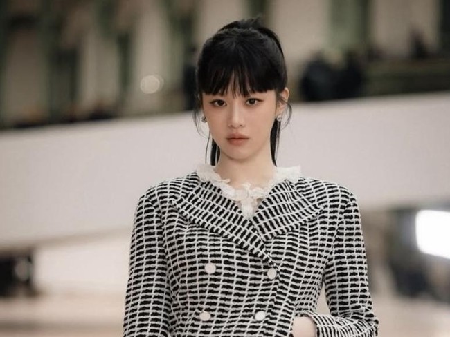 Penampilan Go Yoon Jung di Penampilan Go Yoon Jung di Chanel Haute Couture Spring/Summer 2025 fashion show