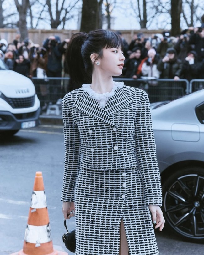 Penampilan bintang drama Korea Moving itu sontak menjadi sorotan netizen yang salah fokus dengan tatanan rambutnya. Go Yoon Jung tampil dengan model rambut ponytail dan poni clip-on sebagai aksesori. Foto: dok. Instagram @goyounjung