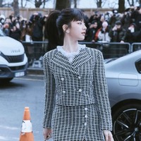 Penampilan bintang drama Korea Moving itu sontak menjadi sorotan netizen yang salah fokus dengan tatanan rambutnya. Go Yoon Jung tampil dengan model rambut ponytail dan poni clip-on sebagai aksesori. Foto: dok. Instagram @goyounjung