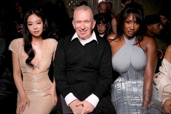 Pelantun ‘ZEN’ itu ditempatkan di barisan depan untuk meliat koleksi busana rancangan desainer tamu Ludovic de Saint Sernin. Dia pun menjadi pusat perhatian saat berbincang dengan Jean Paul Gaultier. Foto: WWD via Getty Images/WWD