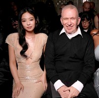 Pelantun ‘ZEN’ itu ditempatkan di barisan depan untuk meliat koleksi busana rancangan desainer tamu Ludovic de Saint Sernin. Dia pun menjadi pusat perhatian saat berbincang dengan Jean Paul Gaultier. Foto: WWD via Getty Images/WWD