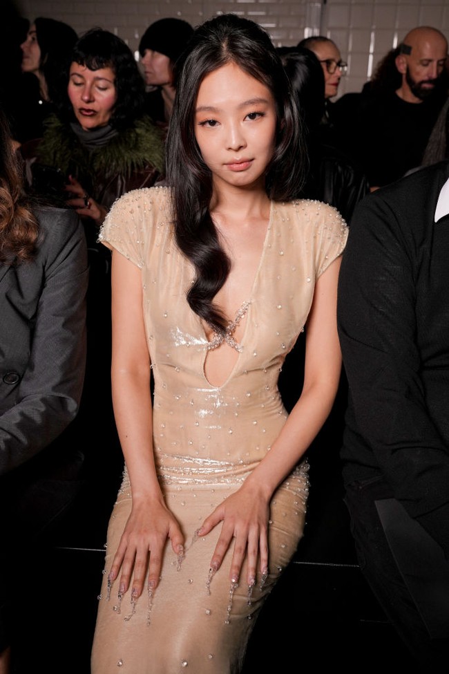 Jennie BLACKPINK hadir sebagai tamu istimewa di Jean Paul Gaultier Haute Couture Spring/Summer 2025 show yang diadakan di Paris, Rabu (29/1/2025) CET. Foto: WWD via Getty Images/WWD
