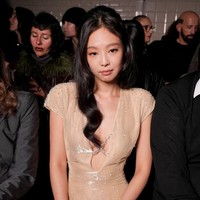 Jennie BLACKPINK hadir sebagai tamu istimewa di Jean Paul Gaultier Haute Couture Spring/Summer 2025 show yang diadakan di Paris, Rabu (29/1/2025) CET. Foto: WWD via Getty Images/WWD