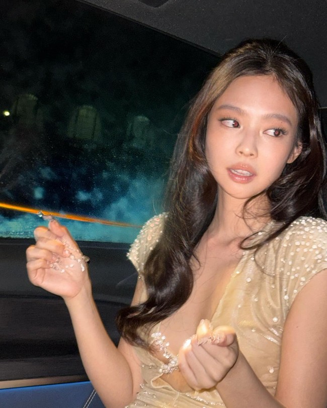 Jennie menirukan elemen mermaid dress yang dikenakan pada kukunya. Setiap ujung jarinya dihiasi untaian batu transparan. Foto: dok. Instagram @jennierubyjane