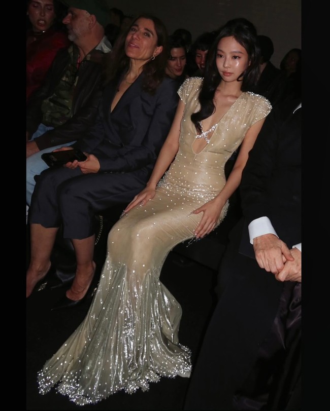 Dengan riasan makeup yang terlihat shiny, balmy, dan dewy. Personel grup KPop BLACKPINK itu terlihat begitu memukau. Foto: dok. Instagram @jennierubyjane