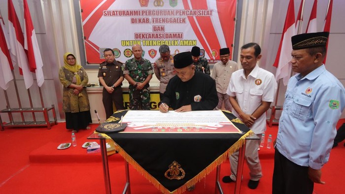 Penandatanganan deklarasi damai perguruan silat di Trenggalek usai perusakan Polsek Watulimo.
