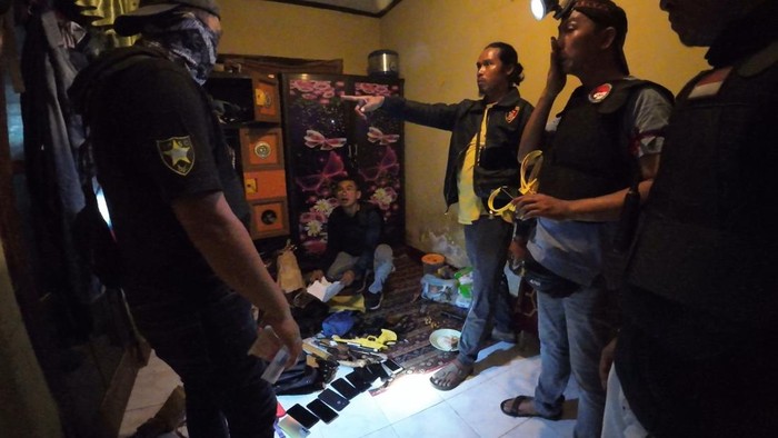 Penggerebekan narkoba di Desa Beleka Daye, Kecamatan Praya Timur, Kabupaten Lombok Tengah, NTB, Kamis (30/1/2025) pagi. (Foto: Istimewa)